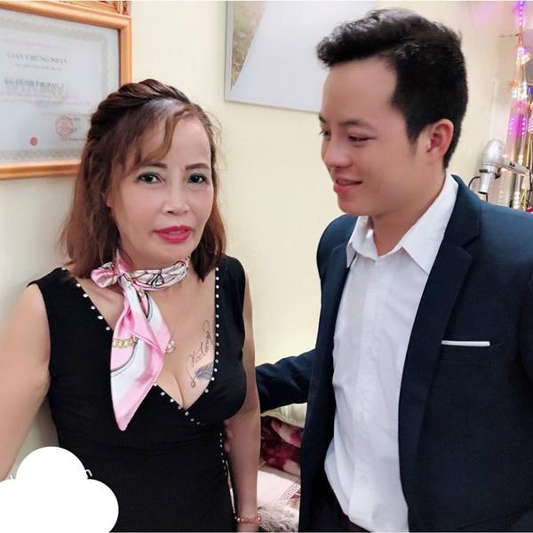 Hết khoe ngực lại đến hở đùi, cô dâu 61 tuổi ở Cao Bằng gây ngán ngẩm vì thời trang phang tuổi tác-12