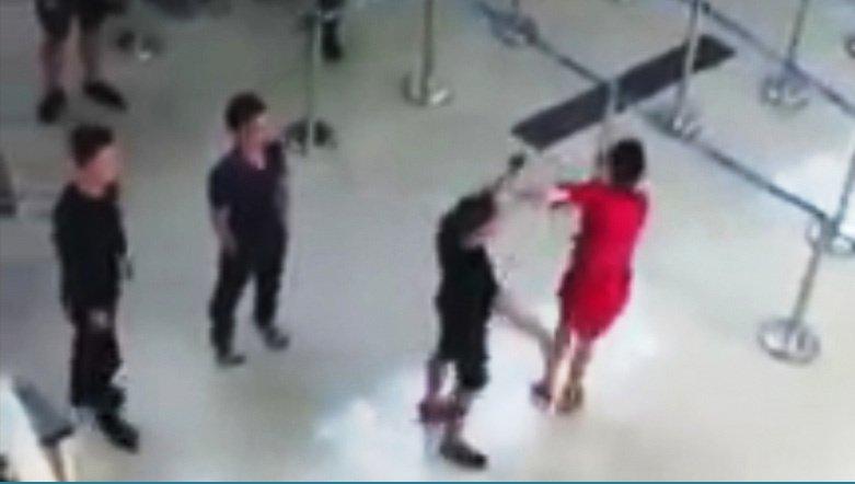 Nữ nhân viên Vietjet Air bị tát, đạp giữa sân bay Thanh Hóa-1