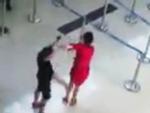 Nữ nhân viên Vietjet Air bị tát, đạp giữa sân bay Thanh Hóa