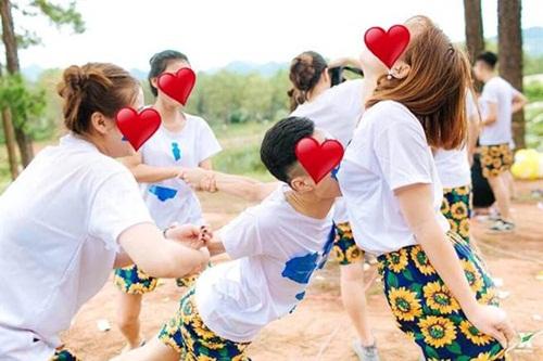 Ảnh kỷ yếu gây shock của sinh viên Hà Nội: Nam sinh bịt mắt cắn táo phản cảm trước ngực bạn nữ-1