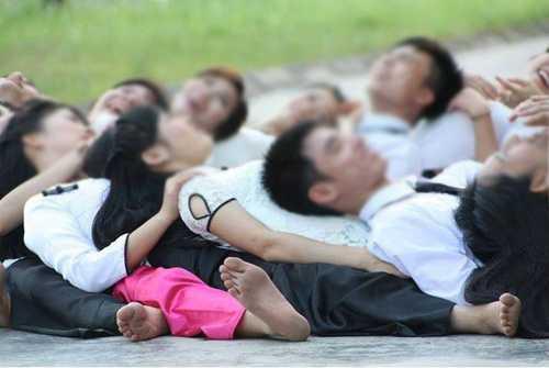 Ảnh kỷ yếu gây shock của sinh viên Hà Nội: Nam sinh bịt mắt cắn táo phản cảm trước ngực bạn nữ-11