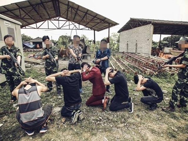 Ảnh kỷ yếu gây shock của sinh viên Hà Nội: Nam sinh bịt mắt cắn táo phản cảm trước ngực bạn nữ-5