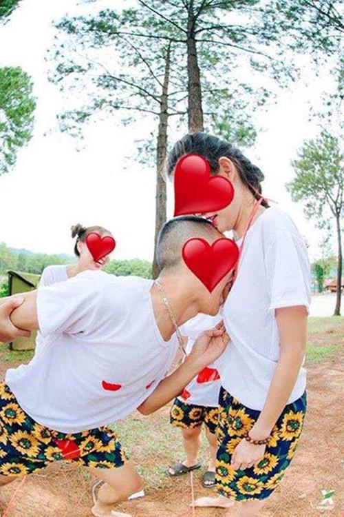 Ảnh kỷ yếu gây shock của sinh viên Hà Nội: Nam sinh bịt mắt cắn táo phản cảm trước ngực bạn nữ-2