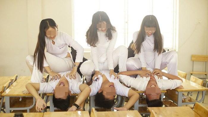 Ảnh kỷ yếu gây shock của sinh viên Hà Nội: Nam sinh bịt mắt cắn táo phản cảm trước ngực bạn nữ-3