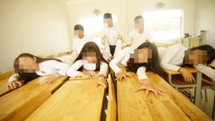 Ảnh kỷ yếu gây shock của sinh viên Hà Nội: Nam sinh bịt mắt cắn táo phản cảm trước ngực bạn nữ-4