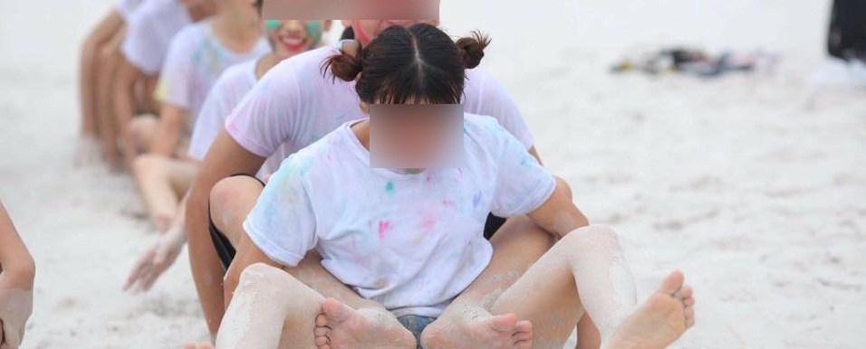 Ảnh kỷ yếu gây shock của sinh viên Hà Nội: Nam sinh bịt mắt cắn táo phản cảm trước ngực bạn nữ-9