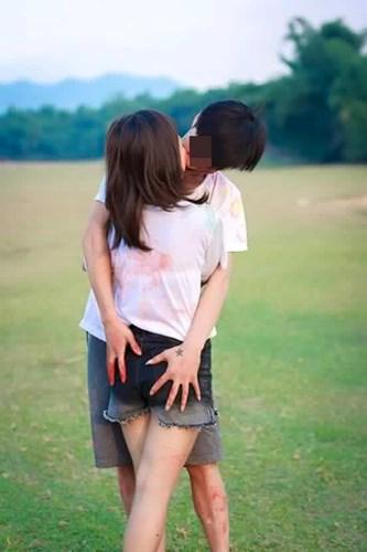 Ảnh kỷ yếu gây shock của sinh viên Hà Nội: Nam sinh bịt mắt cắn táo phản cảm trước ngực bạn nữ-10