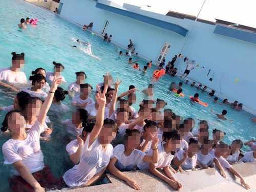 Ảnh kỷ yếu gây shock của sinh viên Hà Nội: Nam sinh bịt mắt cắn táo phản cảm trước ngực bạn nữ-7