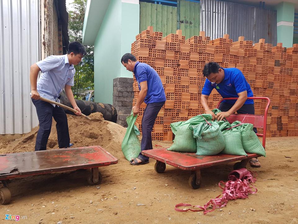 Cần Giờ mưa lớn, hơn 4.000 người dân đã tới nơi tránh bão-7