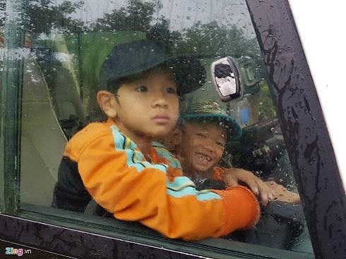 Ảnh hưởng của bão số 9 Usagi: Sóng biển cao từ 2-4m, người dân phải đi ngủ nhờ-2