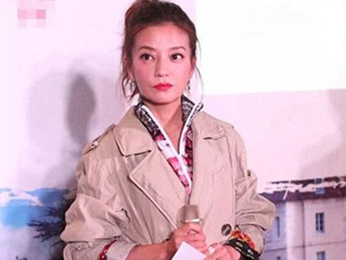 Triệu Vy bị phản đối khi xuất hiện sau án phạt trên sàn chứng khoán