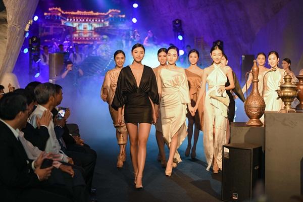 Dẹp mọi nghi ngờ bằng mặt không bằng lòng, Kỳ Duyên - Huyền My đăng ảnh thân thiết chị ngả em nâng-12