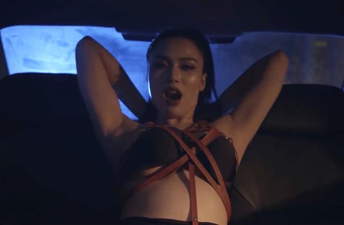 MV ngập cảnh nóng, dị: Qua thời sáng tạo, chiêu trò lên ngôi?-1