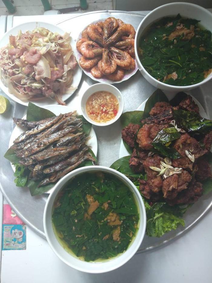 Khoe mâm cơm đầy ú ụ đồ ăn giá 300k cho 4 người, cô gái bị hội chị em chê tiêu hoang-1