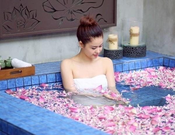 1001 kiểu khoe tắm bồn của các mỹ nhân Việt: người vẫn mặc nguyên đồ, kẻ cởi hết cho biết thế nào là sexy-16