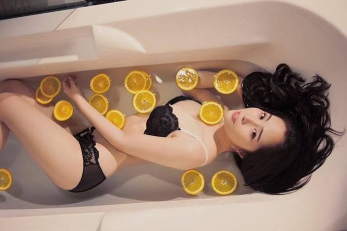 1001 kiểu khoe tắm bồn của các mỹ nhân Việt: người vẫn mặc nguyên đồ, kẻ cởi hết cho biết thế nào là sexy-8