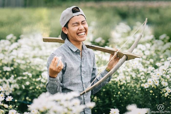 Sốc toàn tập trước loạt ảnh mặc váy liếm hoa của các chàng trai bên sắc trắng cúc họa mi-11