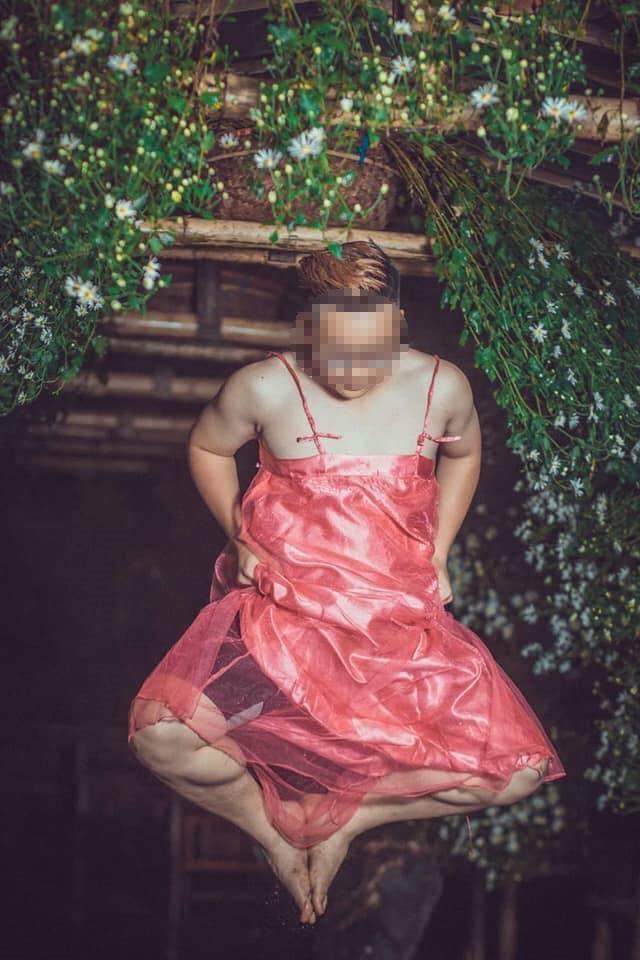 Sốc toàn tập trước loạt ảnh mặc váy liếm hoa của các chàng trai bên sắc trắng cúc họa mi-3