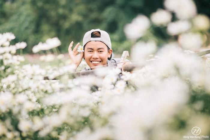 Sốc toàn tập trước loạt ảnh mặc váy liếm hoa của các chàng trai bên sắc trắng cúc họa mi-10