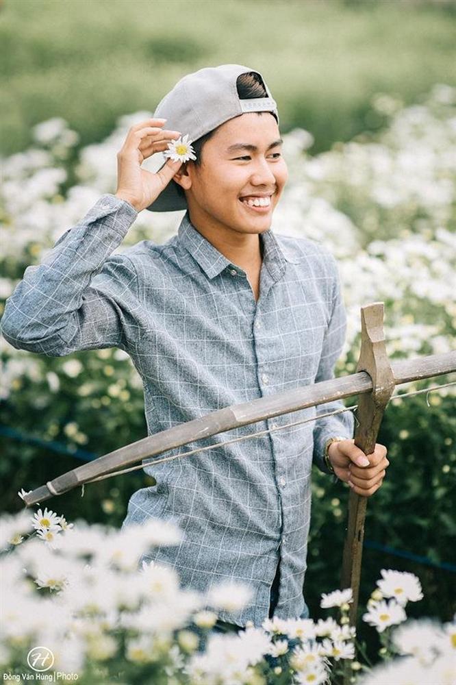 Sốc toàn tập trước loạt ảnh mặc váy liếm hoa của các chàng trai bên sắc trắng cúc họa mi-12