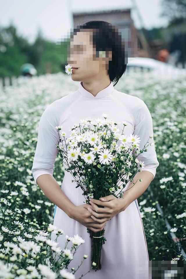 Sốc toàn tập trước loạt ảnh mặc váy liếm hoa của các chàng trai bên sắc trắng cúc họa mi-9
