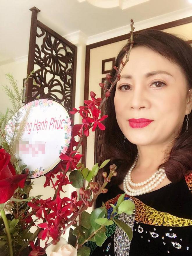 Vượt mặt anh là cơ trưởng điển trai, con gái út xinh đẹp của nghệ sĩ Hương Dung lấy chồng ở tuổi 24-4