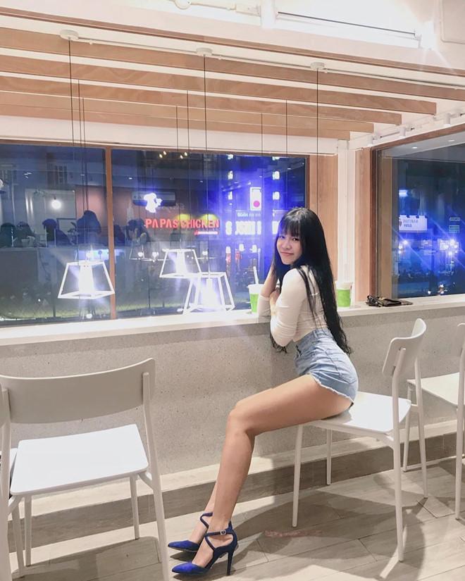 Hội bạn gái cầu thủ xinh đẹp đến sân Hàng Đẫy cổ vũ tuyển Việt Nam-9