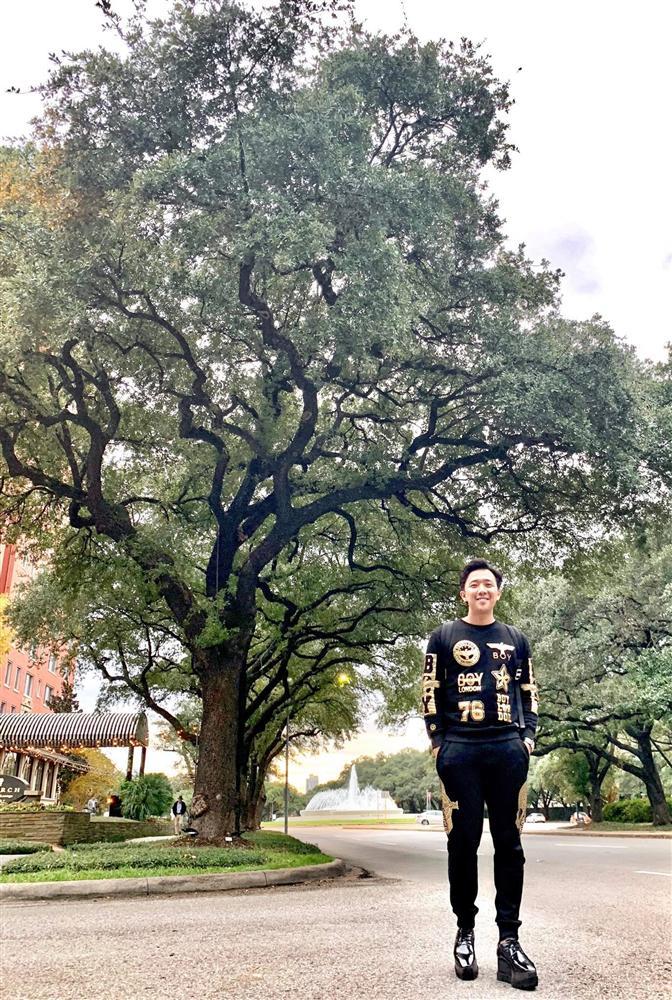 Ai chẳng biết Trấn Thành nghiện giày độn đế, nhưng vác đôi cà kheo 15cm dưới chân thế này thì quá đáng sợ rồi!-1