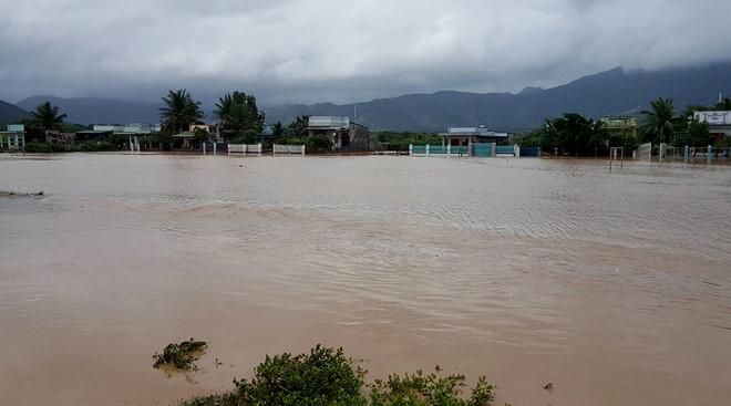 Mưa lũ lớn từ bão số 9, đường sắt Bắc - Nam tê liệt-2