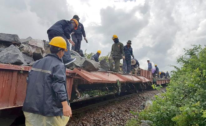 Mưa lũ lớn từ bão số 9, đường sắt Bắc - Nam tê liệt-3