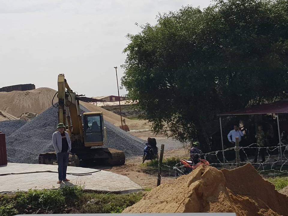 Vụ nữ GĐ quỳ lạy: Cẩu container, giải tán toán giang hồ đất Cảng-1