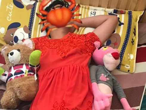 Dằn mặt chồng suốt ngày say xỉn, vợ mặc hết váy vóc gợi cảm lên người chồng