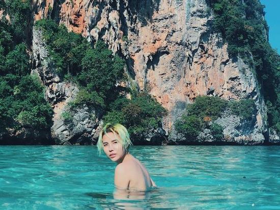 Chi Pu sexy đã quá thường, Vũ Cát Tường cũng bán nude khoe lưng trần táo bạo đây!