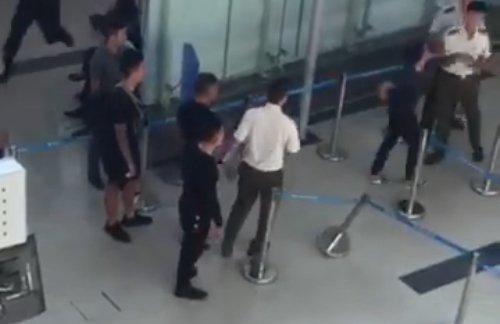 Nữ nhân viên hàng không bị tát, đạp: Sao an ninh sân bay chậm thế?-2