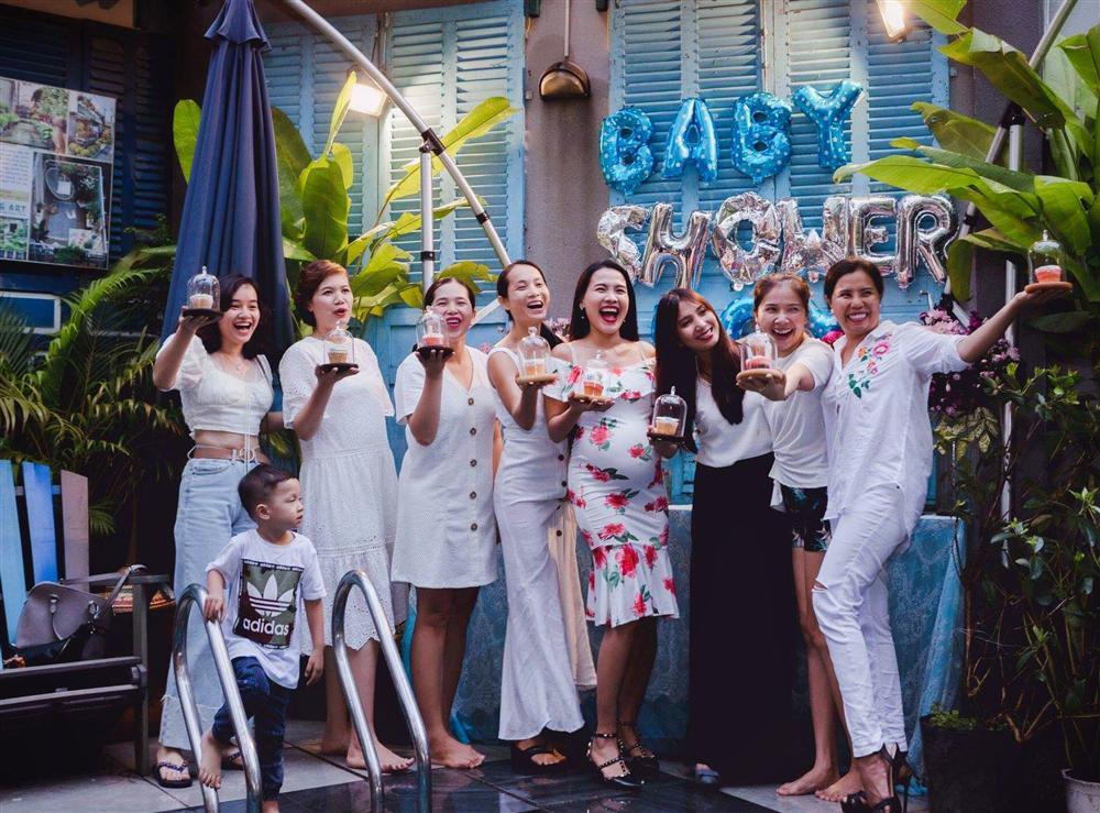 Nữ MC đình đám gây sốc với loạt khoảnh khắc không mảnh vải che thân trước ngày lâm bồn-10