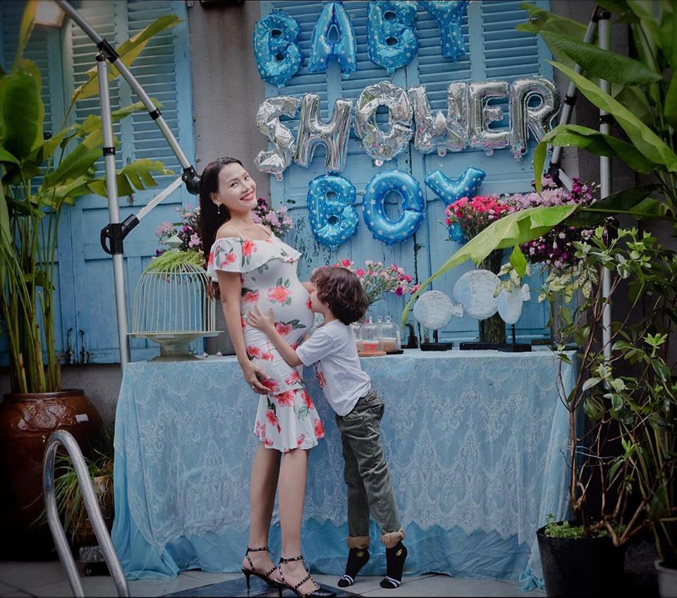 Nữ MC đình đám gây sốc với loạt khoảnh khắc không mảnh vải che thân trước ngày lâm bồn-13