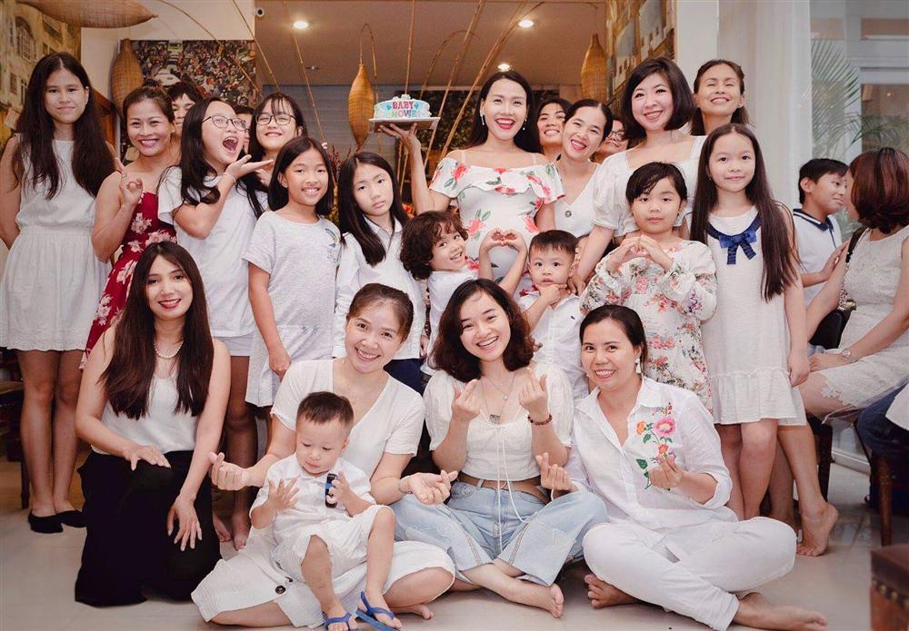 Nữ MC đình đám gây sốc với loạt khoảnh khắc không mảnh vải che thân trước ngày lâm bồn-11