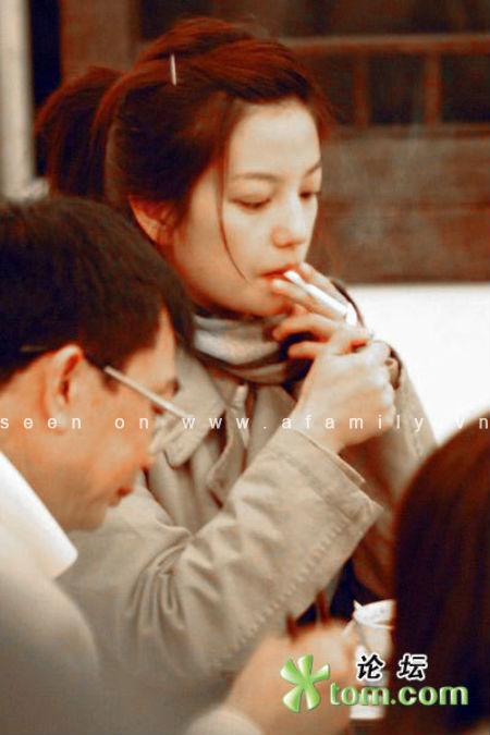 Lộ clip Triệu Vy phì phèo thuốc lá trong hậu trường quay phim từ thiện-4