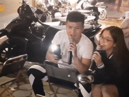 Lần đầu song ca cùng bạn gái, Quang Hải dễ dàng được tha thứ nhờ tài chơi bóng giỏi đổi lại giọng hát