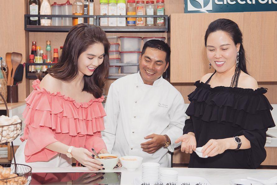 Mặc đồ Alexander McQUEEN, Ngọc Trinh bị chê sến súa còn Phượng Chanel chẳng khác nào khoác áo hàng chợ-2