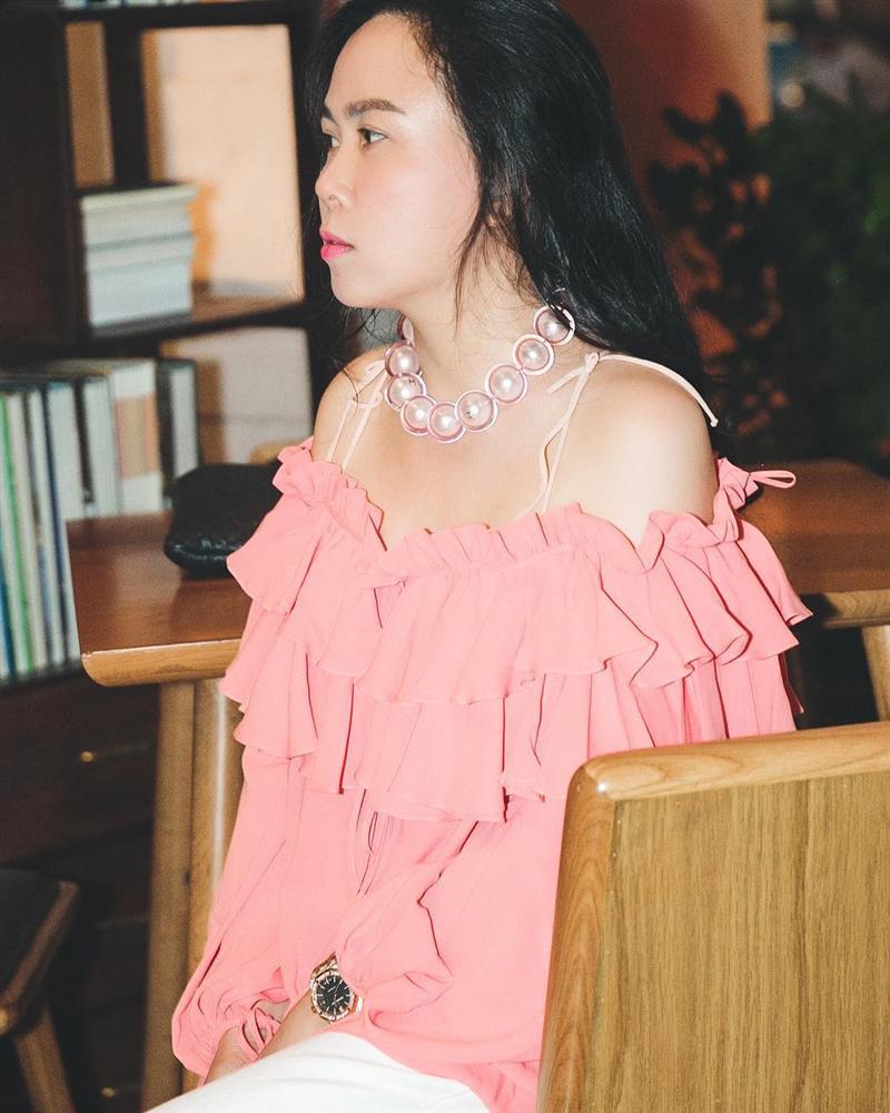 Mặc đồ Alexander McQUEEN, Ngọc Trinh bị chê sến súa còn Phượng Chanel chẳng khác nào khoác áo hàng chợ-6