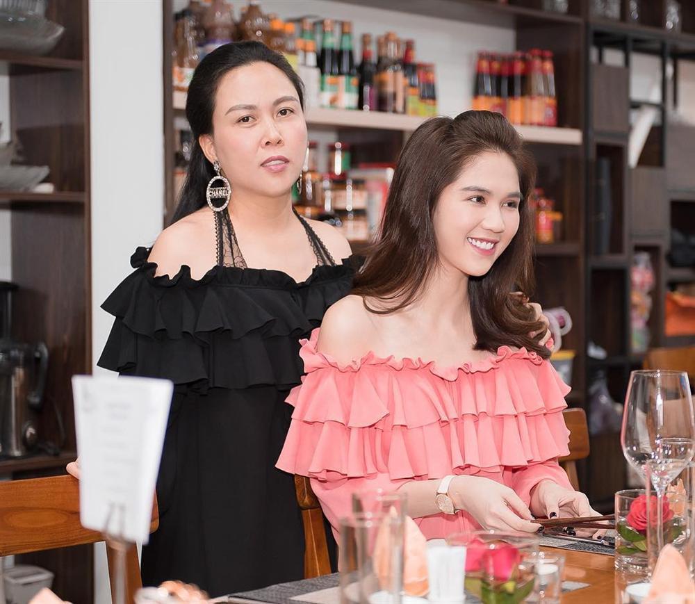 Mặc đồ Alexander McQUEEN, Ngọc Trinh bị chê sến súa còn Phượng Chanel chẳng khác nào khoác áo hàng chợ-3