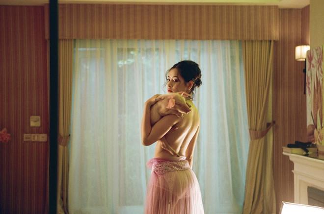 Chưa ra mắt, MV của Chi Pu đã bị dân mạng chê là như phim con heo vì hình ảnh ôm heo che ngực phản cảm-2