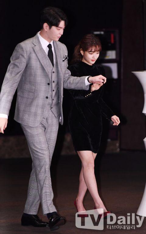 Kim Yoo Jung bỗng bé xíu khi sánh đôi bên bạn diễn cao 1m9-1