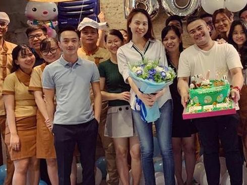 Đàm Thu Trang xúc động được Cường Đô La và bạn bè tổ chức mừng sinh nhật sớm