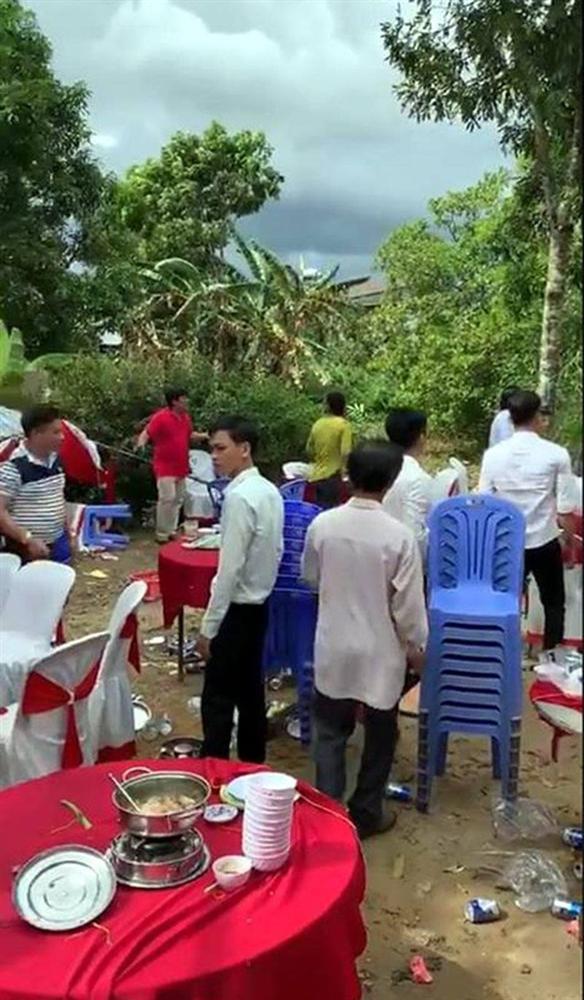 Quan khách bỏ chạy khi rạp cưới ở Bình Thuận bị gió bão quật đổ-1