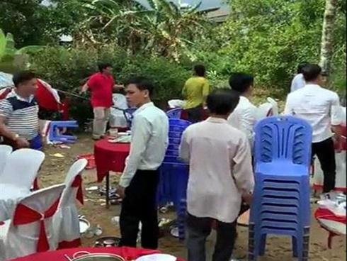 Thêm một đám cưới đúng ngày bão về, cả xóm xông vào tát nước hộ rồi ăn cỗ nhanh nhanh còn chạy lũ-6