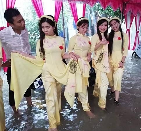 Thêm một đám cưới đúng ngày bão về, cả xóm xông vào tát nước hộ rồi ăn cỗ nhanh nhanh còn chạy lũ-1
