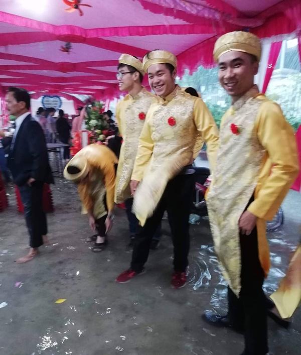Thêm một đám cưới đúng ngày bão về, cả xóm xông vào tát nước hộ rồi ăn cỗ nhanh nhanh còn chạy lũ-2