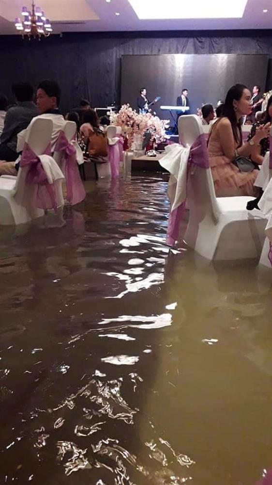 Thêm một đám cưới đúng ngày bão về, cả xóm xông vào tát nước hộ rồi ăn cỗ nhanh nhanh còn chạy lũ-5
